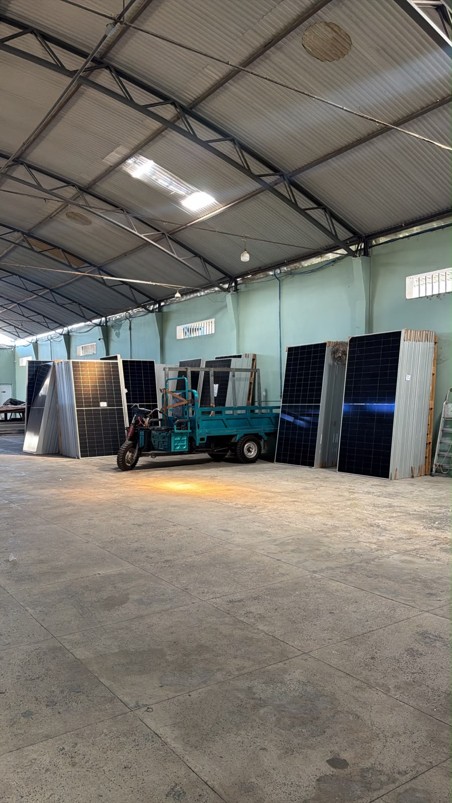 Depósito com painéis solares em estoque