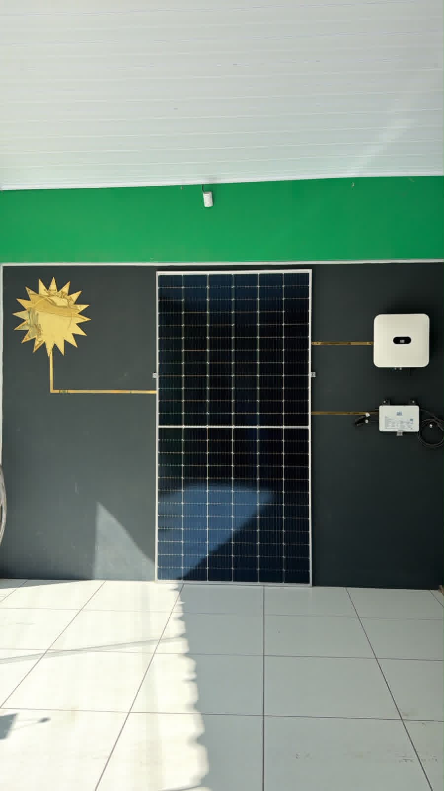 Painel solar e inversor em exposição na loja